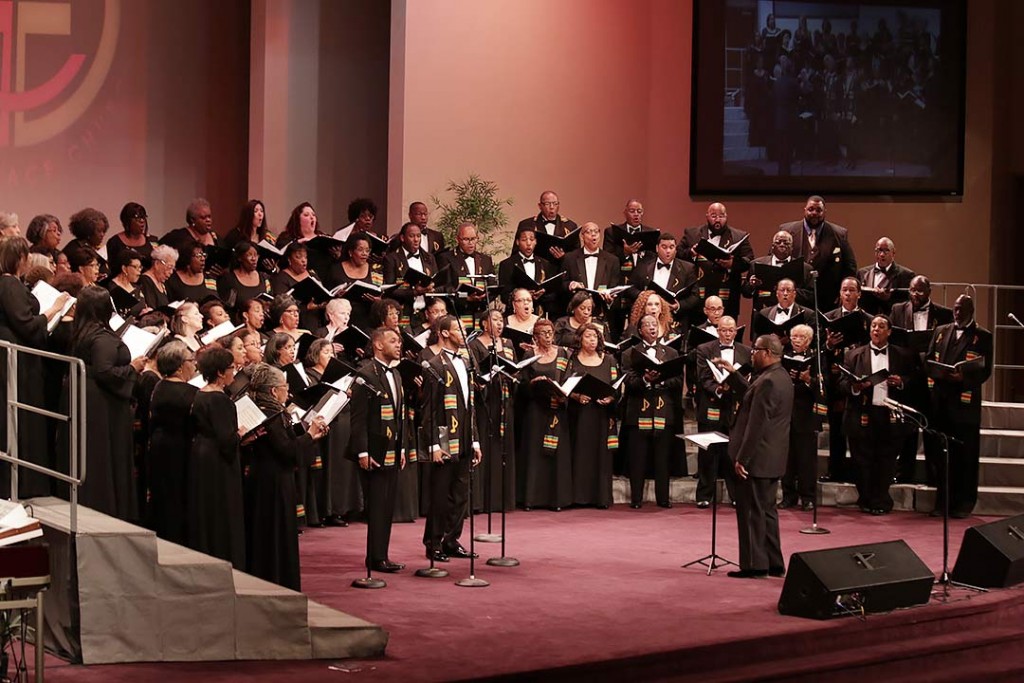 Director of the St. Louis Symphony IN UNISON Chorus, Kevin McBeth, leads his ensemble in song during the concert’s opening set. Director of the St. Louis Symphony IN UNISON Chorus, Kevin McBeth, leads his ensemble in song during the concert’s opening set.